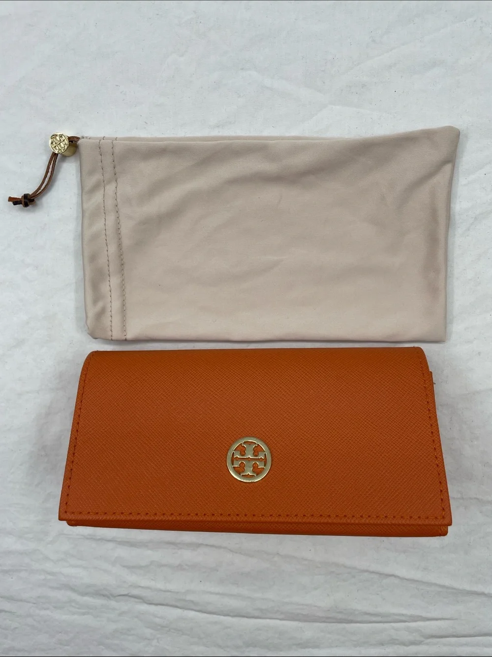 NEW! Tory Burch Saffiano Continental Glass Case with Logo Medallion & Dust Bag.